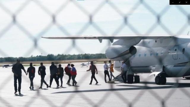 SUA: Migranții trimiși pe o insulă de lux au fost transferați la o bază militară