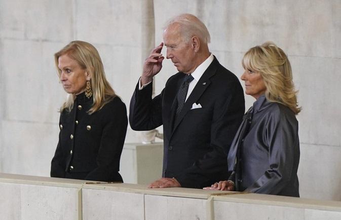 Joe Biden se reculege în fața sicriului Elisabetei a II-a