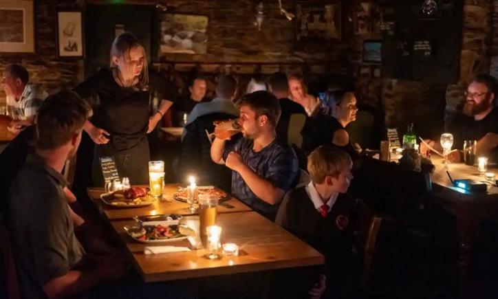 Pentru a reduce factura de energie electrică un pub din Anglia este iluminat doar cu lumânări: "Romantic, nu-i aşa?"