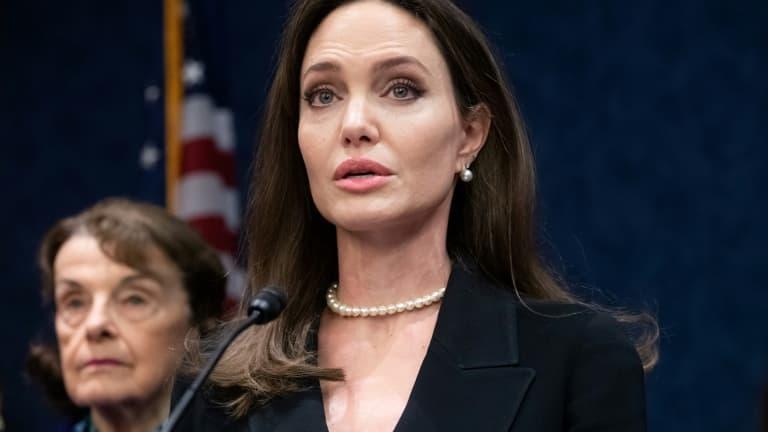 Angelina Jolie îl acuză pe fostul soț Brad Pitt că a fost violent cu ea și copiii lor în timpul unui zbor privat