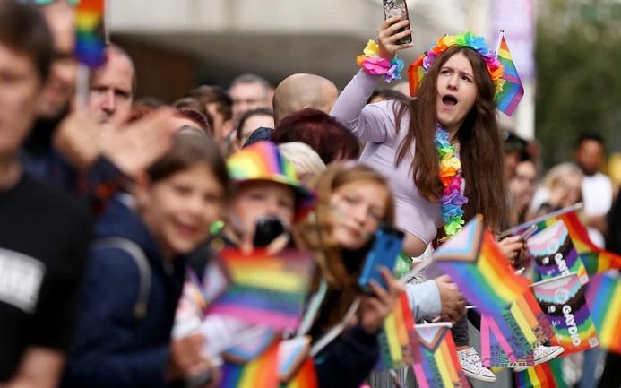 Marea Britanie: Un sfert dintre tineri sunt LGBT, spune un sondaj