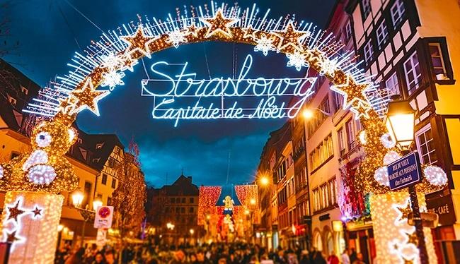 Piața de Crăciun din Strasbourg: primăria interzice vânzarea cruciulițelor 