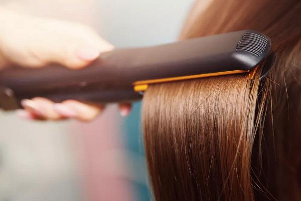 Studiu: Produsele pentru îndreptarea părului cresc riscul de cancer uterin