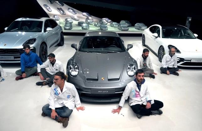 Activiștii ecologiști si-au lipit mâinile de podeaua expoziției Porsche - și apoi s-au plâns că „nu au primit un castron în care să-și facă nevoile”