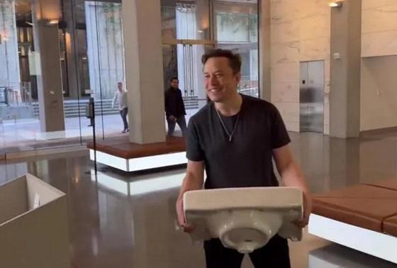 Elon Musk se auto-intituleaza „Chief Twit” și se filmează intrând în sediul Twitter cu o chiuvetă în brațe