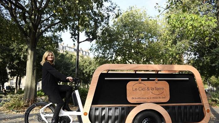 Înmormântări „ecologice”: bicicleta-dric, sicriu de carton sau transformarea în compost