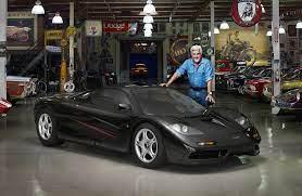 Colecția de automobile i-a venit de hac: Jay Leno a suferit arsuri grave în timp ce se afla în garajul său