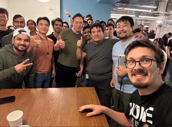 Elon Musk postează imagini cu inginerii aflați în birourile Twitter la 1:30 dimineața