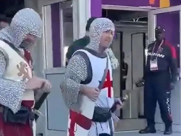 CM din Qatar: englezilor deghizați în cavaleri ai cruciadelor li s-a interzis intrarea pe stadion