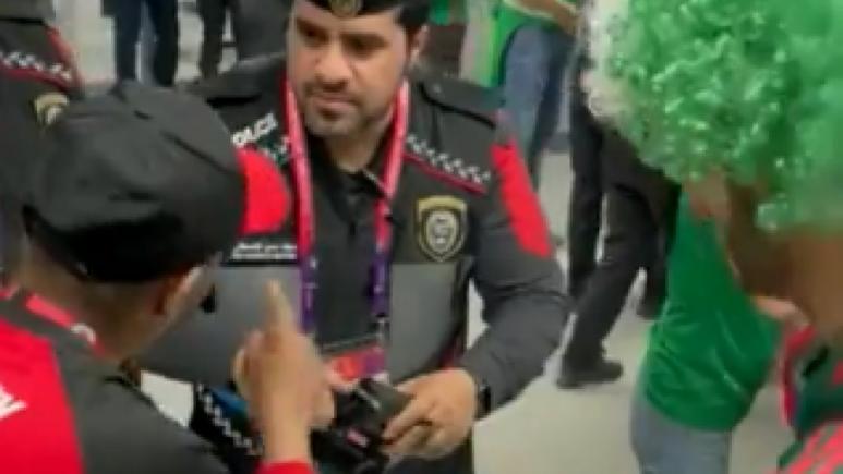 CM din Qatar: un suporter mexican a ascuns alcoolul în binoclu dar a fost prins (video)