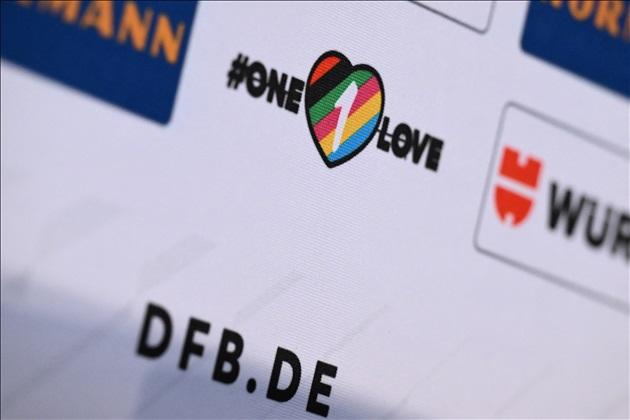 Echipa Germaniei persistă și afișează sigla „interzisă” într-o conferință de presă