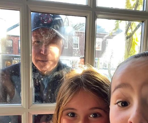 Joe Biden criticat pe rețelele de socializare din cauza selfie-urilor cu copii de Ziua Recunostinței