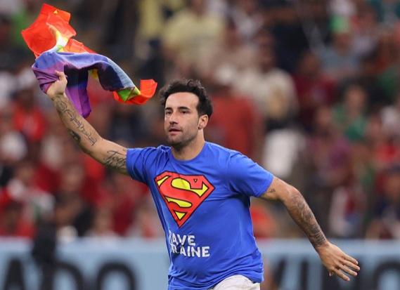 Cupa Mondială 2022: un activist LGBT intră pe gazon în timpul meciului Portugalia – Uruguay