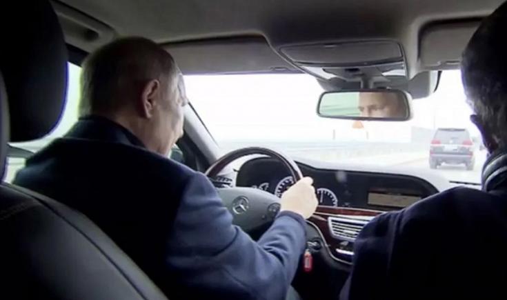 Putin vizitează podul din Crimeea și îl traversează cu mașina (video)