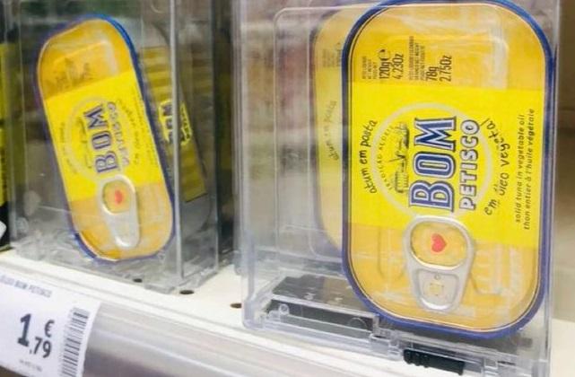 Supermarketurile din Portugalia pun dispozitive antifurt pe conservele de pește