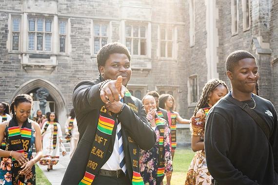O universitate canadiană acceptă doar candidați care „se identifică ca negru” 