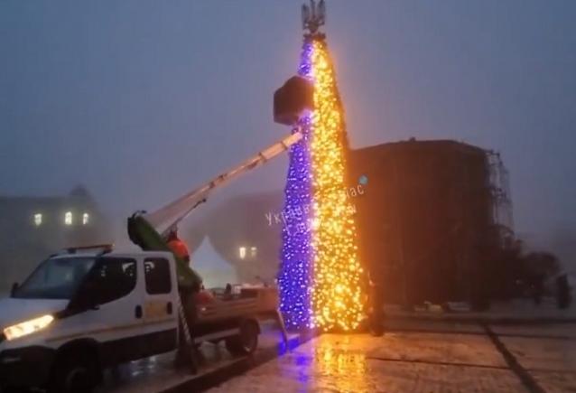 Pomul de Crăciun s-a aprins la Kiev: "Nu îl putem lăsa pe Putin să ne fure Crăciunul”