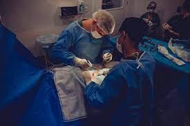 Miracolul de la Iași: 10 medici, 20 de ore în sala de operație și replantarea membrelor unei fetițe 