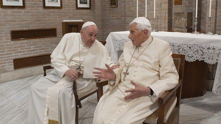 Papa Francisc cere rugăciuni pentru fostul papă Benedict al XVI-lea, grav bolnav