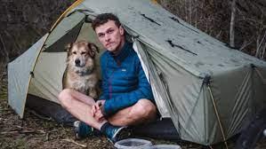 Un bărbat și câinele său au făcut înconjurul lumii în 7 ani. Mergând pe jos