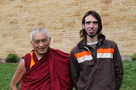 Povestea fostului călugăr tibetan, discipolul lui Dalai Lama, care a ajuns să petreacă în Ibiza
