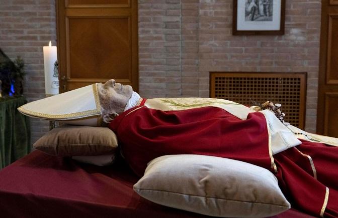 Vaticanul publică primele fotografii cu trupul neînsuflețit al papei Benedict al XVI-lea