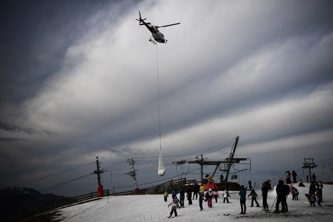 Elveția: Zboruri cu elicopterul pentru a aduce zăpadă pe o pistă de ski... dar degeaba