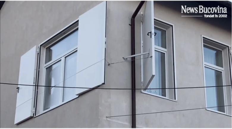 O școală din Suceava beneficiază de îmbunătățiri. La ferestre au fost montate UȘI în loc de obloane.