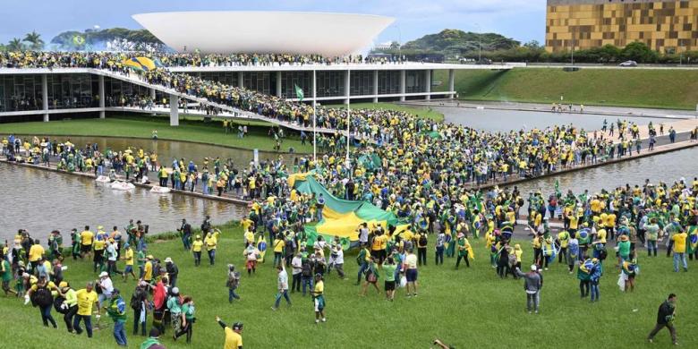 Brazilia: Suporterii lui Bolsonaro invadează Palatul Prezidenţial şi Congresul, ciocniri cu poliţia (video)