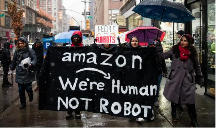 Angajat Amazon moare pe podeaua depozitul fără ca cineva să intervină. ”Suntem oameni, nu roboți”