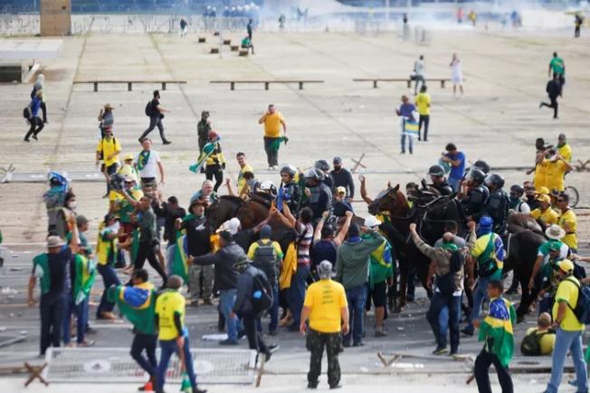 Brazilia: Lula condamnă asaltul locurilor puterii din Brasilia de către „fasciști” 
