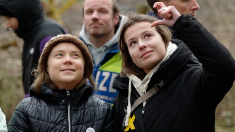 Germania: Greta Thunberg participă la manifestația anti-cărbune în timp ce poliția evacuează activiști cocoțați în copaci (video)