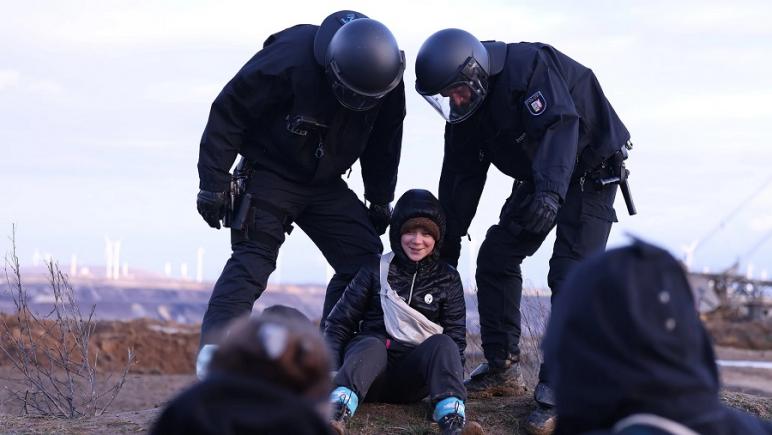 Greta Thunberg a fost ridicată cu forța de poliția germană la Lützerath (video)