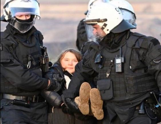 Greta Thunberg nu renunță: a fost arestată din nou în timpul unei demonstrații împotriva minelor de cărbune (video)