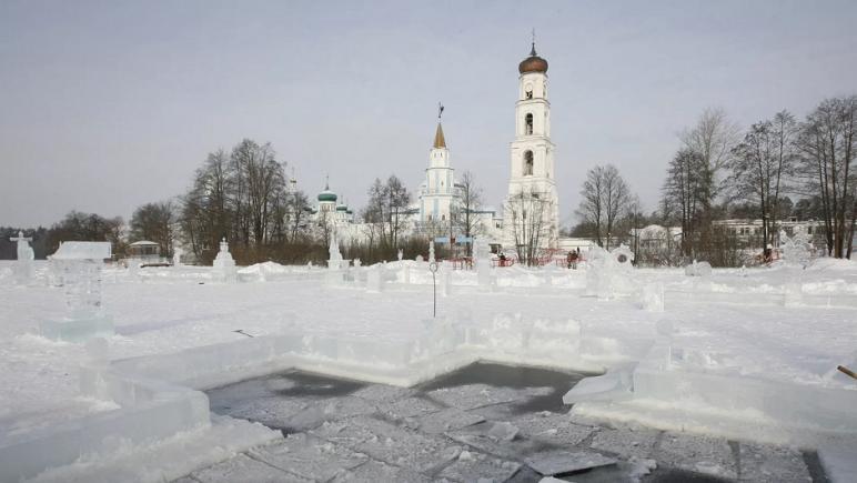 Putin a făcut baia tradițională de Bobotează în apa înghețată dar „fără fotografii”