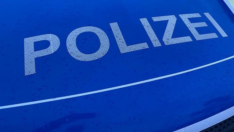 Germania: un bărbat nu-și recunoaște soția întinsă în pat și sună la poliție