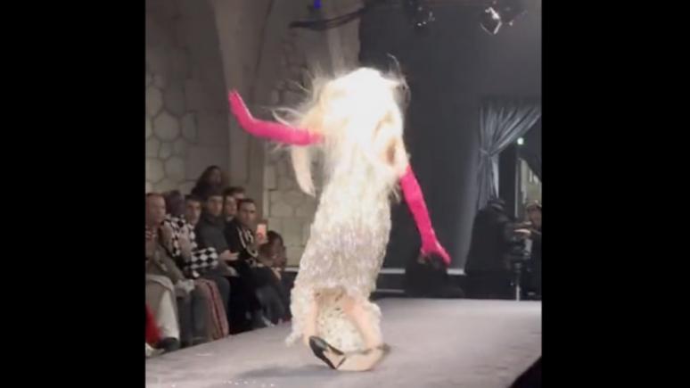 Video: Valentino criticat după ce modelul Kristen McMenamy a căzut în mod ciudat pe podiumul defilării de modă de la Paris