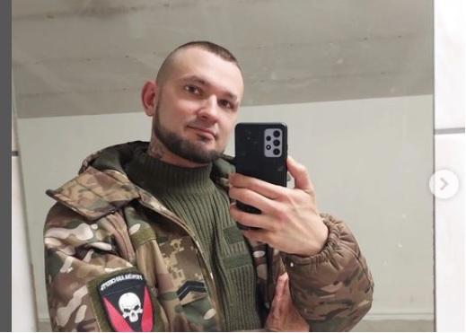 Un cunoscut soldat ucrainean LGBTQ+ s-a filmat printre bombardamente pentru a cere drepturi pentru comunitatea sa