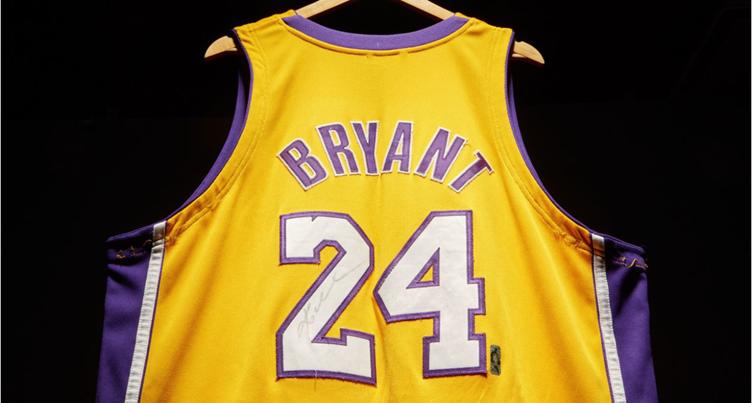 Licitație pentru tricoul lui Kobe Bryant: la o oră de la deschiderea sesiunii, s-a ajuns la suma de 4,5 milioane de dolari. Se așteaptă să se vândă cu 7 milioane