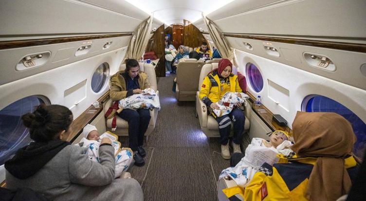 Imaginea speranței în Turcia: 16 nou-născuți au fost salvați din zona dezastrului și transportați cu avionul prezidențial al lui Erdogan
