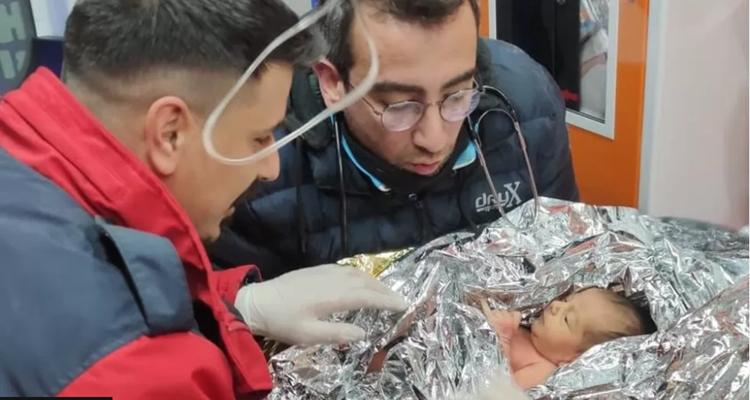Tragedia din Turcia și raza speranței: nou-născut împreună cu mama sa au fost scoși în viață de sub dărâmături după 90 de ore de la dezastru
