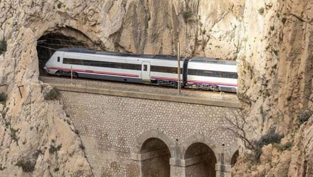 Spania a comandat 31 de trenuri care nu încap în tunelurile sale