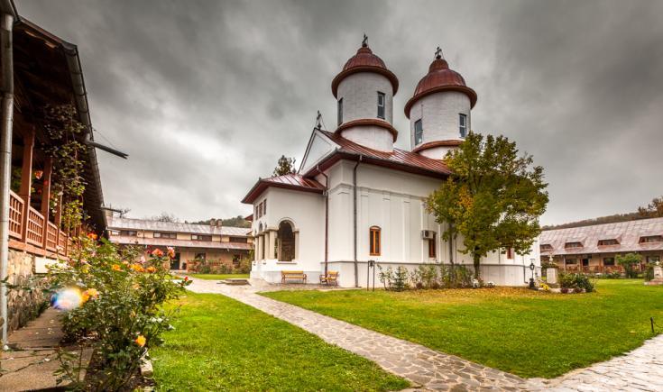 Fabuloasa Românie. O zi de tihnă și pace la Mănăstirea Viforâta