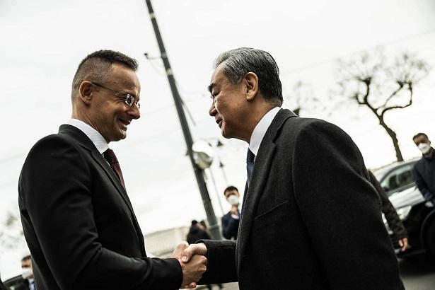 China gata să coopereze cu Ungaria și „alte țări iubitoare de pace” pentru a „încheia războiul actual” din Ucraina