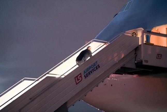Joe Biden cade din nou pe scările Air Force One (video)