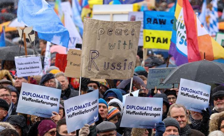 Berlin:10.000 de manifestanți cer oprirea livrării de arme către Ucraina”: „Nu e războiul nostru”