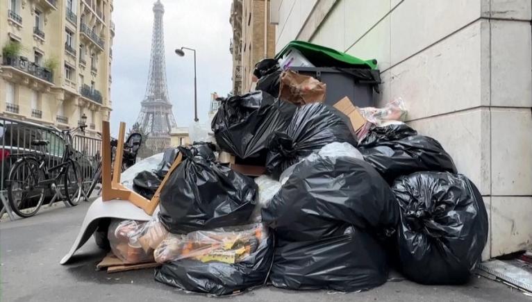 Paris: munții de gunoi se ridică într-o ultimă rezistență împotriva schimbării legii pensiilor din Franța