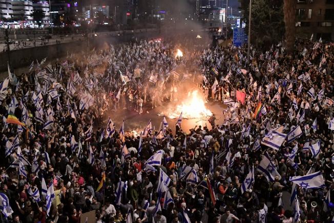 Mii de israelieni au ieșit în stradă după demiterea ministrului apărării: „Bibi, pleacă!”