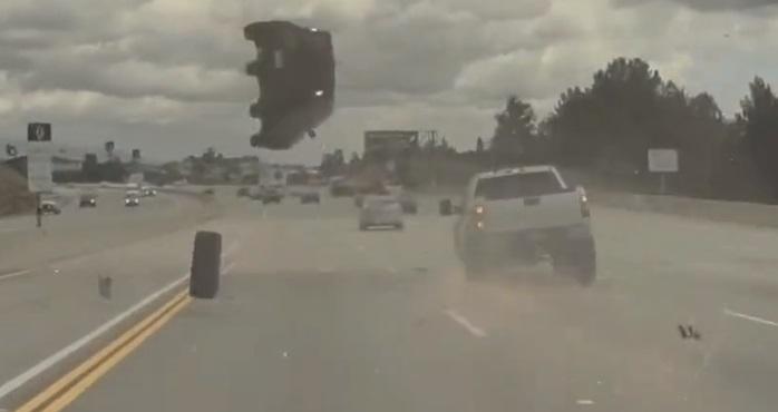 SUA: accident de mașină spectaculos, o anvelopă propulsează un vehicul la câțiva metri în aer (video)