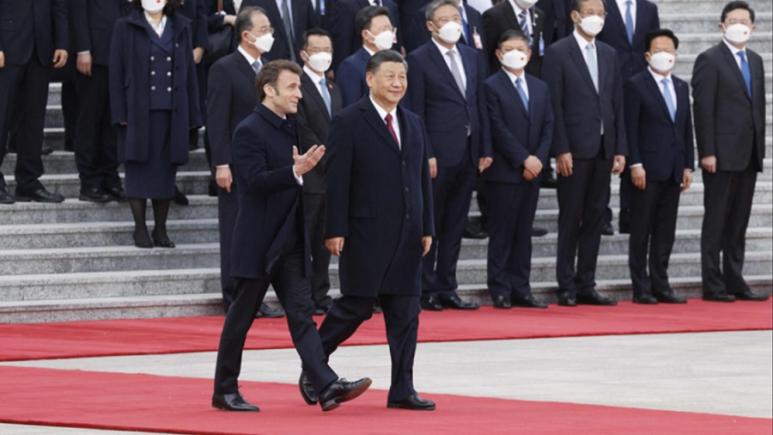Emmanuel Macron întâmpinat de Xi Jinping înainte de o întâlnire față în față la Beijing (video)